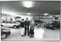 405553 Afbeelding van Hugo Joh. Freriks met zijn vrouw en moeder in de nieuwe showroom van Autobedrijf Freriks (H. ...